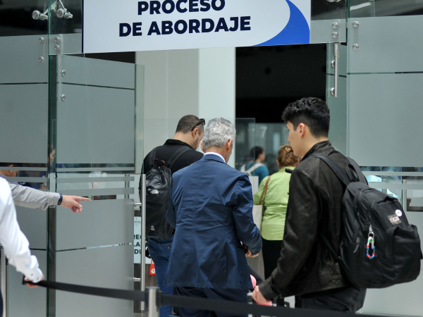 Vestido de traje azul y con el pasaporte hondureño, el timonel de la Bicolor llegó a al aeropuerto internacional de Palmerola.