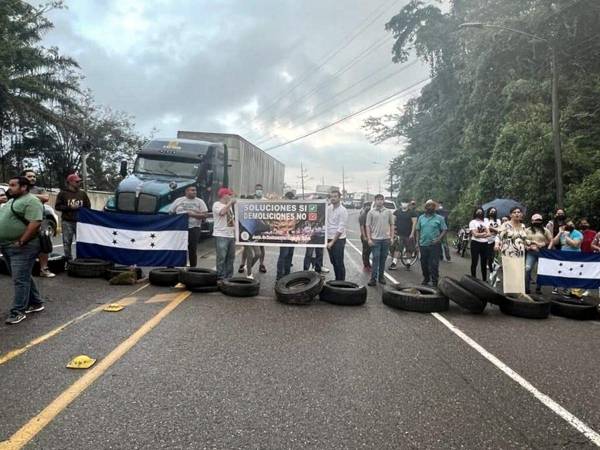 Con varios mensajes en pancartas y llantas para bloquear el paso en la carretera CA-5, los dueños de restaurantes siguen manifestándose en contra de la demolición de muelles.