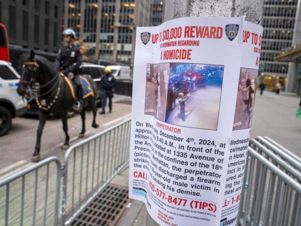 Fotografía de un cartel de recompensa para quien ayude en la captura del asesino del director ejecutivo de la aseguradora UnitedHealthcare, este miércoles, en una calle de Manhattan, Nueva York, Estados Unidos.