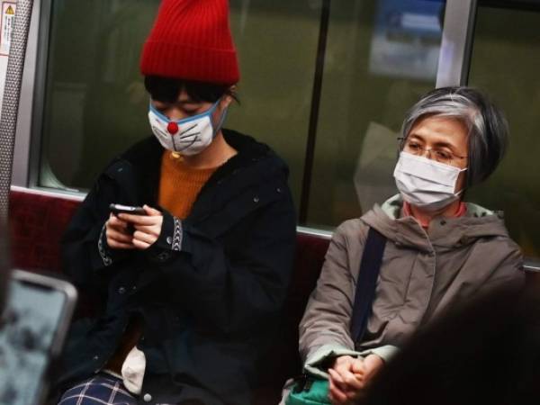 Aproximadamente 1,000 personas fueron autorizadas a abandonar el crucero después de pasar por la cuarentena. Foto: AFP.