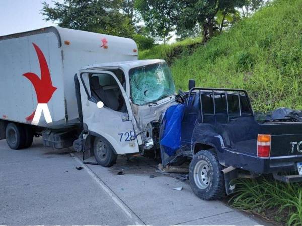 En la colisión estuvo involucrado un camión repartidor y un vehículo pick-up