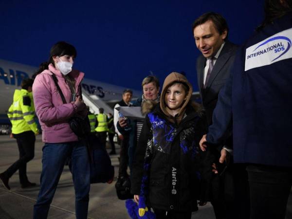 Un niño ucraniano que sufre de leucemia llega al aeropuerto Orly de París para recibir un tratamiento contra el cáncer en la nación eruropea.