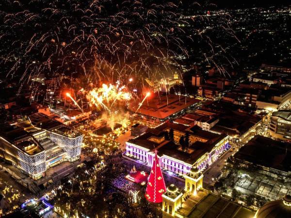 El centro histórico de El Salvador se iluminó con miles de luces navideñas, una réplica de la casa de Santa Claus y una fábrica de galletas.