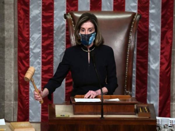 La presidenta de la Cámara Baja, la demócrata Nancy Pelosi, se convirtió en un dolor de cabeza para Trump durante los cuatro años. Foto: Agencia AFP.