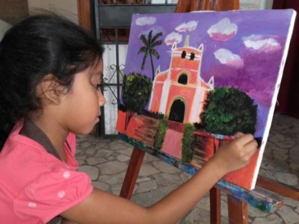 Valentina Duarte de 7 años lleva 6 meses en el taller de pintura. Su obra 'Templo Católico'. Foto: Mario Urrutia/ELHERALDO.