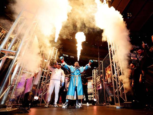 Teófimo López se presentó contra Sandor Martín durante su pelea de peso welter junior en el Madison Square Garden el 10 de diciembre de 2022 en la ciudad de Nueva York.