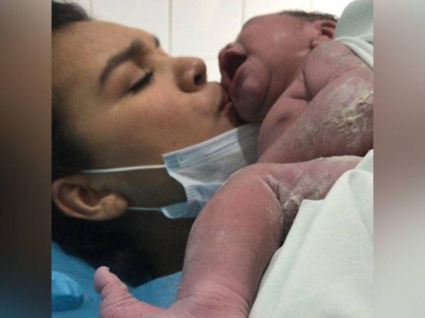 El primer encuentro de Ángela Marcela con su hija. La bebé nació a las 12:00 en punto.