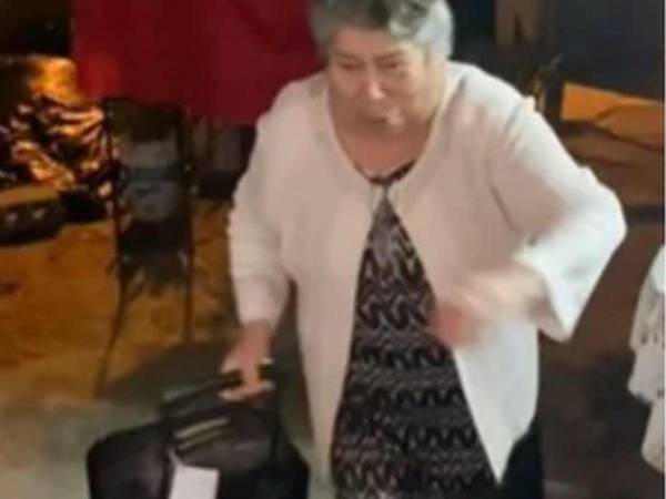 La abuela entra corriendo rápidamente luego de escuchar una rafága de disparos.