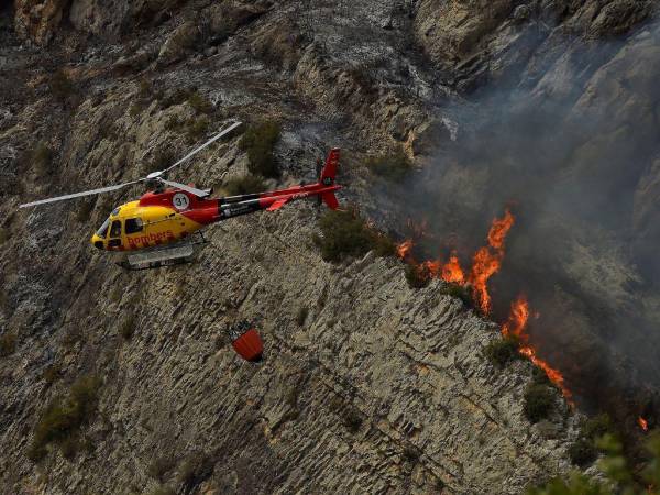 Un helicóptero participa en las operaciones de contención de incendios en Artesa de Segre, en Cataluña, el 16 de junio de 2022.