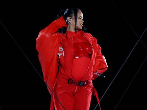 El último Half Time del Super Bowl permitió ver nuevamente a una Rihanna tan segura como sorpresiva. Con un enterizo en color rojo que resaltaba su abdomen, la cantante de 34 años anunció frente a millones de espectadores su segundo embarazo, también producto de su relación con el rapero A$AP Rocky. Desde entonces, la estrella de Barbados no ha parado de lucir su maternidad en cada evento que asiste.