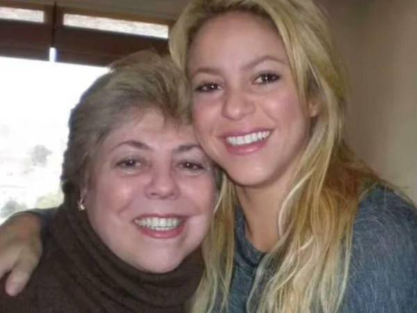 Shakira y su mamá son muy cercanas. Actualmente está en España por los problemas de salud de su esposo.