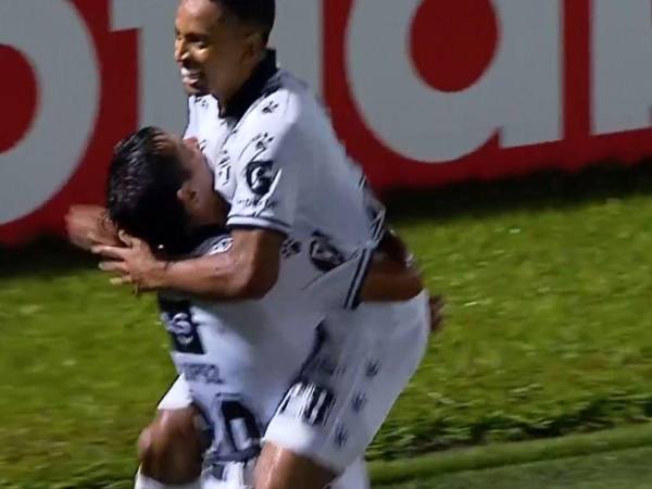 José Corena anotó un gol desde media cancha, anotando un magnífico gol para su equipo