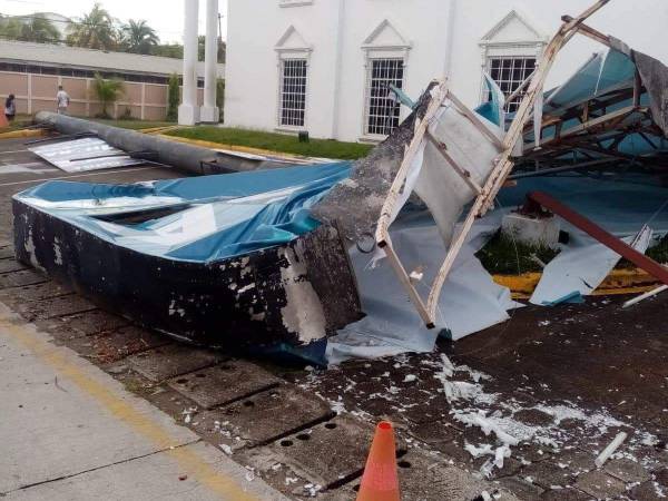 Con rótulos, árboles, techos y cables del tendido eléctrico caídos, así amanecieron las calles de Puerto Cortés, luego de ser sorprendidos por fuertes vientos este martes 8 de octubre.