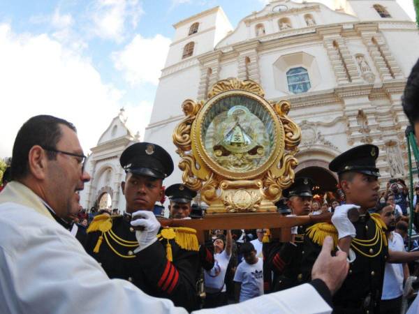 Con oraciones, cantos y peticiones, se desarrolló la peregrinación de cientos de feligreses que mostraron su devoción a la Virgen de Suyapa a pocos días de su aniversario.