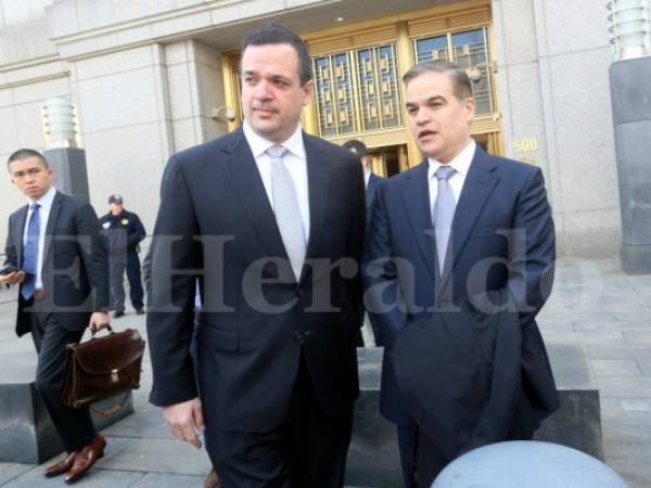 Los primos Yankel y Yani Rosenthal cuando salían de la audiencia en la Corte de Nueva York, ambos son acusados en Estados Unidos.