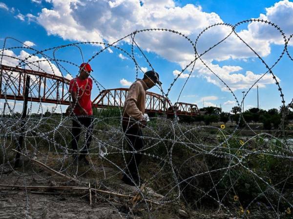 “El control de la inmigración depende de las autoridades federales” y los estados “no deben inmiscuirse” en el tema, reaccionó la portavoz de la Casa Blanca, Karine Jean-Pierre.