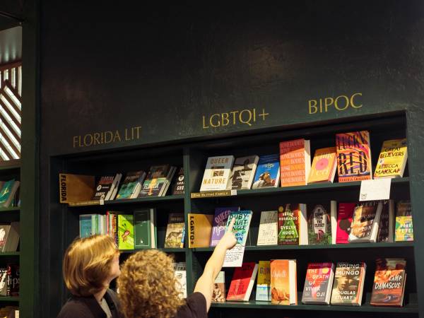 La librería The Lynx, inaugurada en abril en Gainesville, Florida, exhibe de manera destacada libros prohibidos en EU.