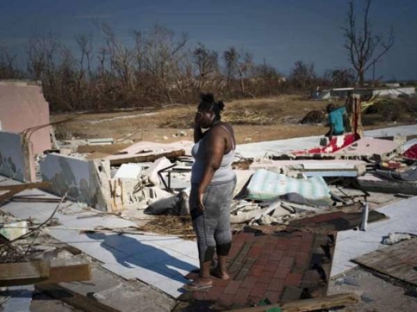 Durante las labores de limpieza de los escombros en las comunidades que fueron devastadas por Dorian, siguen encontrándose más cadáveres, por lo que las cifras aumentan cada día. Foto: AP