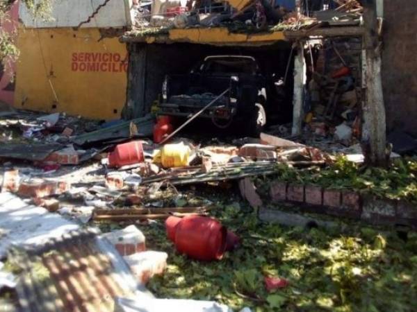 La explosión alcanzó los vehículos que circulaban frente al establecimiento en ese momento. Foto cortesía Cuerpo de Bomberos