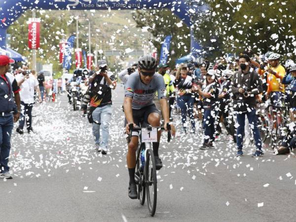 Luis López se consagró bicampeón de la undécima Vuelta Ciclística de EL HERALDO este domingo -20 de noviembre-. El deportista recorrió 132 kilómetros en el anillo periférico a una velocidad extrema, por lo que lideró la competencia desde los primeros minutos. Así fue su trayecto, experiencia y reacción al llegar victorioso a la meta.