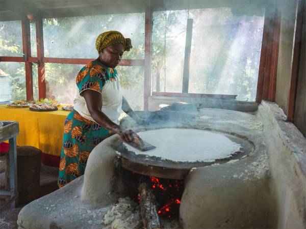 Mujeres garífunas elaborando casabe con técnicas tradicionales y ancestrales en una comunidad del Caribe hondureño.