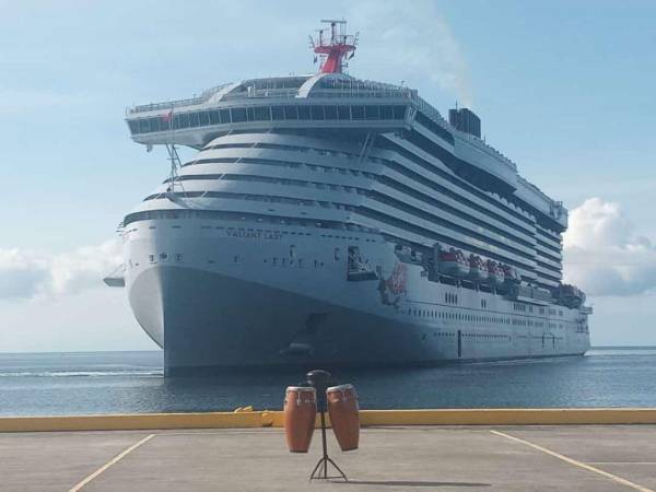 El imponente crucero ya se encuentra en aguas hondureñas desde horas de la mañana de este martes.