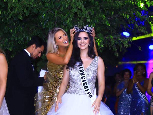 Zu Clemente recibió la corona de manos de Rebeca Rodríguez, Miss Honduras Universo 2022.