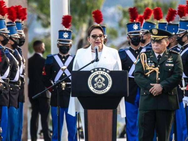 La presidenta hondureña asistió al Juana Laínez ha pronunciar su discurso en el inicio de las fiestas patrias.