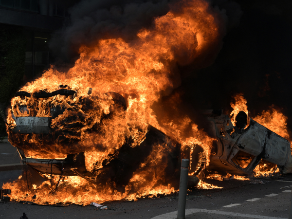 Al término de la marcha, se registraron también enfrentamientos con las fuerzas del orden, el uso de gases lacrimógenos e incendios .