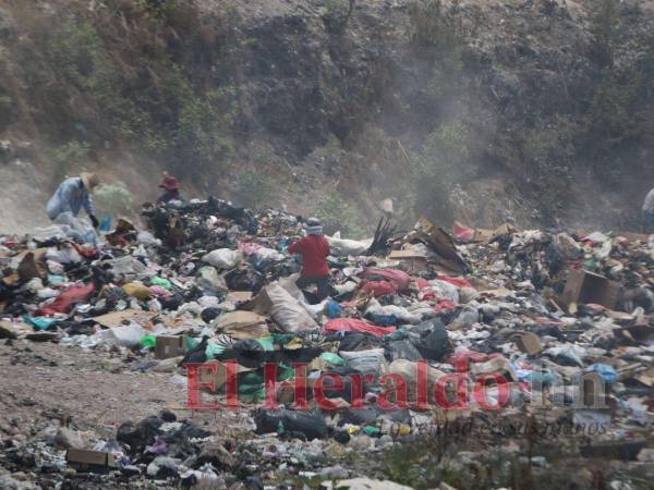 Se han contratado camiones para mejorar la recolección de basura, pero se sigue depositando en un crematorio a cielo abierto.