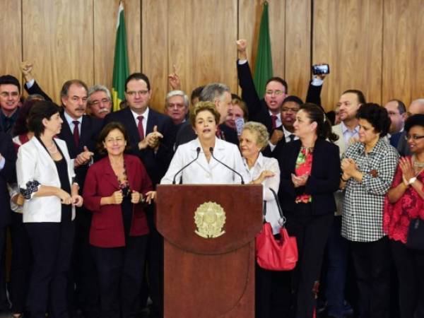 'Lo que me duele más en este momento es percibir que soy víctima de una farsa política y jurídica', aseveró la presidenta de Brasil. Foto: AFP