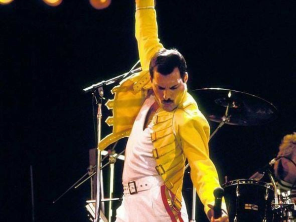 Compradores del mundo entero empezaron este miércoles a pujar para adquirir miles de objetos que pertenecieron al carismático líder de Queen, Freddie Mercury, desde manuscritos de los grandes éxitos de la banda hasta pinturas y muebles, subastados actualmente en Londres. Aquí te damos los detalles.