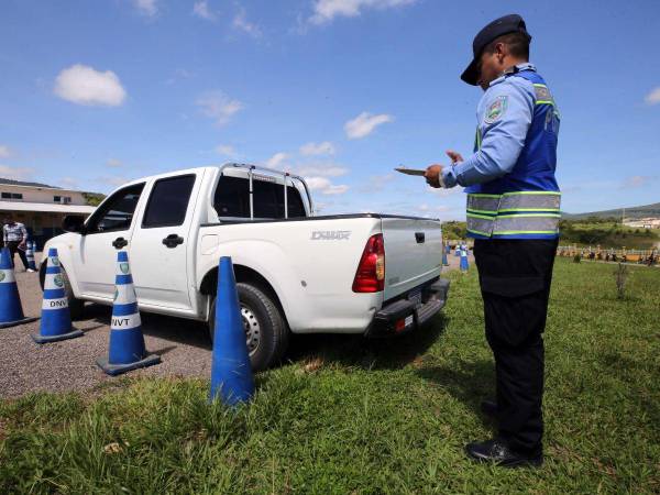 Aníbal Vásquez, miembro de EL HERALDO, se sometió a la evaluación práctica que realiza la DNVT en el Centro de Capacitación Vial y obtuvo un 100%.