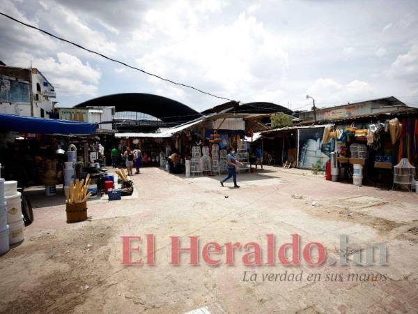 La mitad del mercado San Isidro se destruyó producto de un incendio, se demolió la parte dañada y llevan 10 años esperando la reconstrucción.