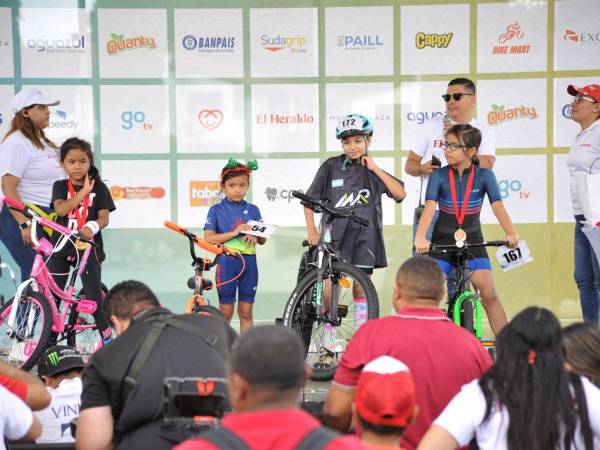 Bike Mart no solo premió a los presentes con las cuatro bicicletas, sino que también sortearon cuatro pares de cascos y guantes profesionales.