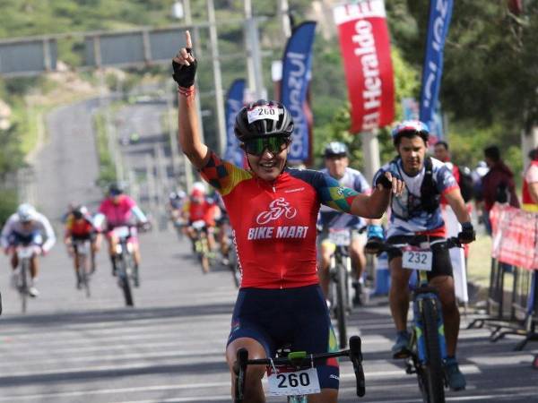 Además, visiblemente emocionada por el triunfo obtenido, contó que ganar la Vuelta era su “sueño” porque “es la carrera de más trascendencia en el país, una carrera que recoge a tantos ciclistas”