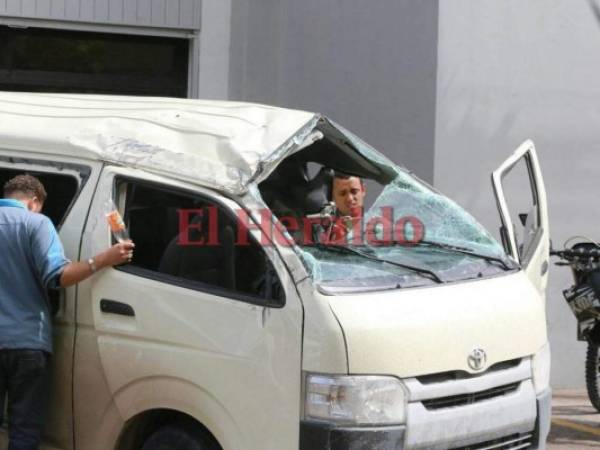 Así quedó el autobús tras el accidente registrado esta mañana en Tegucigalpa. (Fotos y video: Estalin Irías / EL HERALDO)