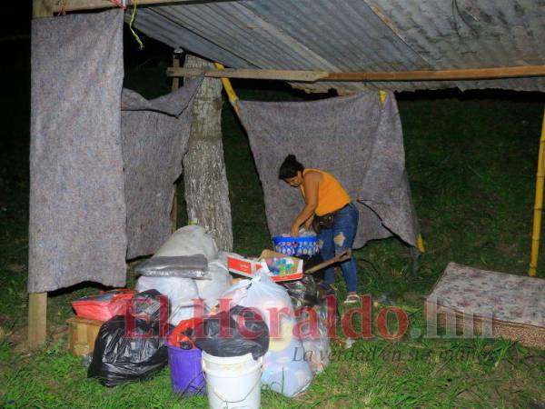 Muchas familias se han instalado en los bajos del puente de El Progreso para proteger sus vidas.