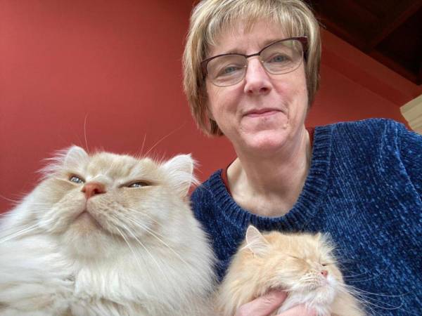 La embajadora compartió una fotografía junto a sus dos gatos -Lewis y Clark-.