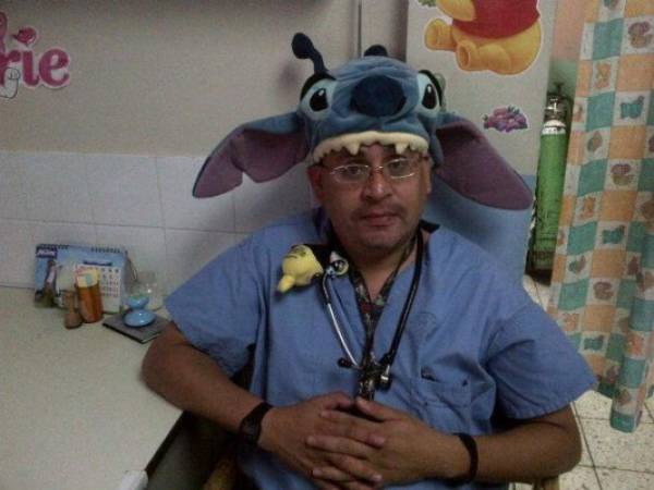 El Dr Bustillo se identifica en todo el Hospital San Felipe por su atuendo original y único.