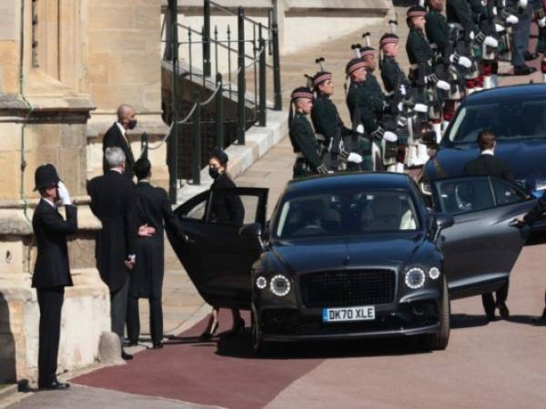 La princesa británica Beatriz de York llega para el funeral del príncipe Felipe de Gran Bretaña, duque de Edimburgo, dentro de la Capilla de San Jorge en el Castillo de Windsor en Windsor, al oeste de Londres. Foto: Agencia AFP.