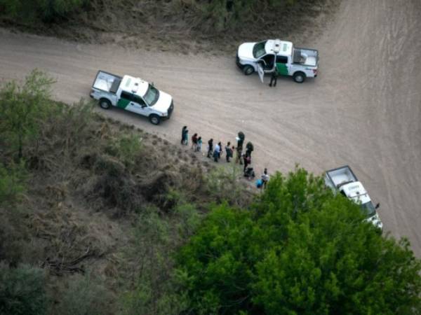 Patrulla Fronteriza de Estados Unidos detienen a los solicitantes de asilo desde un helicóptero del Departamento de Seguridad Pública de Texas. Foto: Agencia AFP.