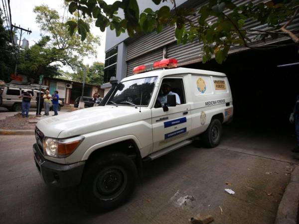 Los cuerpos de los jóvenes ingresaron a la morgue capitalina después del mediodía.