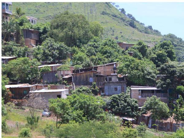 Debido a las pocas oportunidades de adquirir un terreno adecuado, cinturones de miseria se van formando en zona.