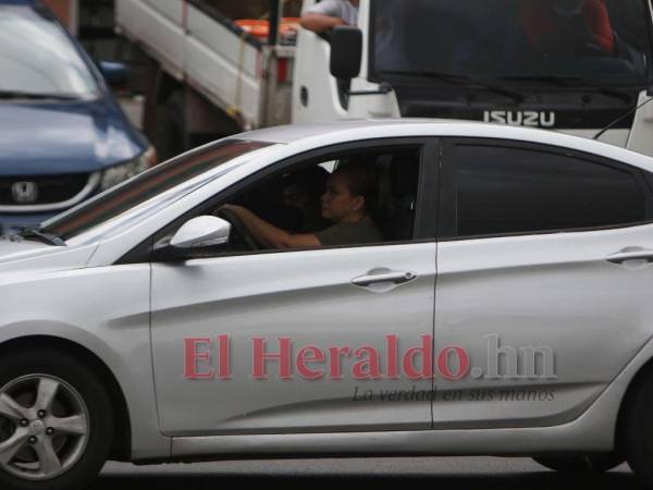 En la capital no es común ver mujeres con los vidrios abajo.