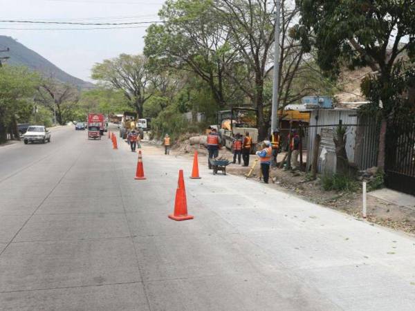 La ampliación con el tercer carril se ejecuta en alguno tramos de la salida al sur, los vecinos agradecen la obra pero sostienen que esa no es una solución definitiva al congestionamiento vial.