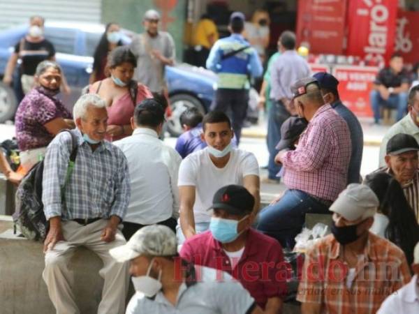 La falta de medidas de bioseguridad y las nuevas cepas han disparado los contagios y muertes por covid. Foto: El Heraldo