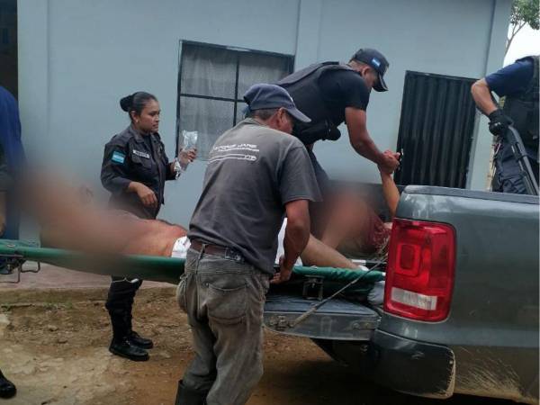 Ambos reclusos recibieron los primeros auxilios en el lugar y posteriormente fueron trasladados para recibir tratamiento especializado.