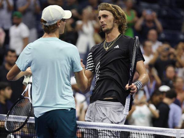 Alexander Zverev de Alemania abraza a Jannik Sinner de Italia después de su partido de la Cuarta Ronda de individuales masculinos el octavo día del Abierto de Estados Unidos de 2023