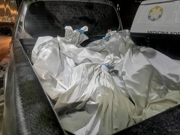 Los cadáveres de dos niños y sus padres llegaron en bolsas blancas, en la parte trasera de un vehículo pickup.